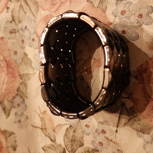 Silver pewter black faux onyx diamond shaped design. New Vintage stretch - Picture 3 of 4
